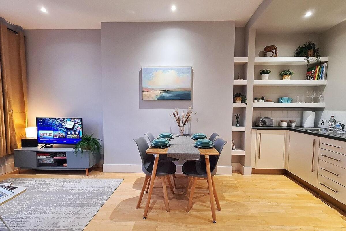 1-Bed Apartment, Close To Kensington Olympia With Free Wi-Fi & Netflix London Exterior photo