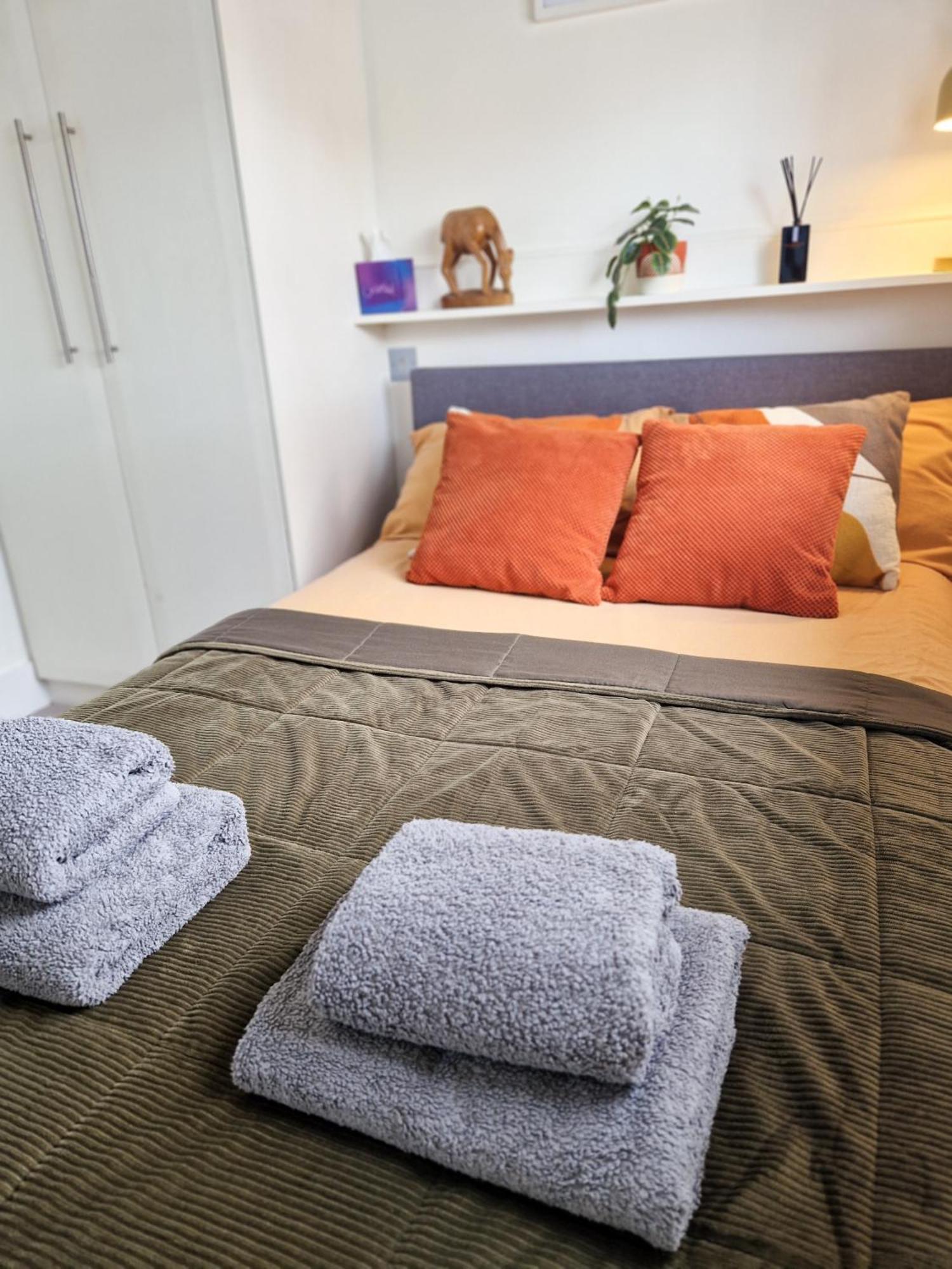 1-Bed Apartment, Close To Kensington Olympia With Free Wi-Fi & Netflix London Exterior photo