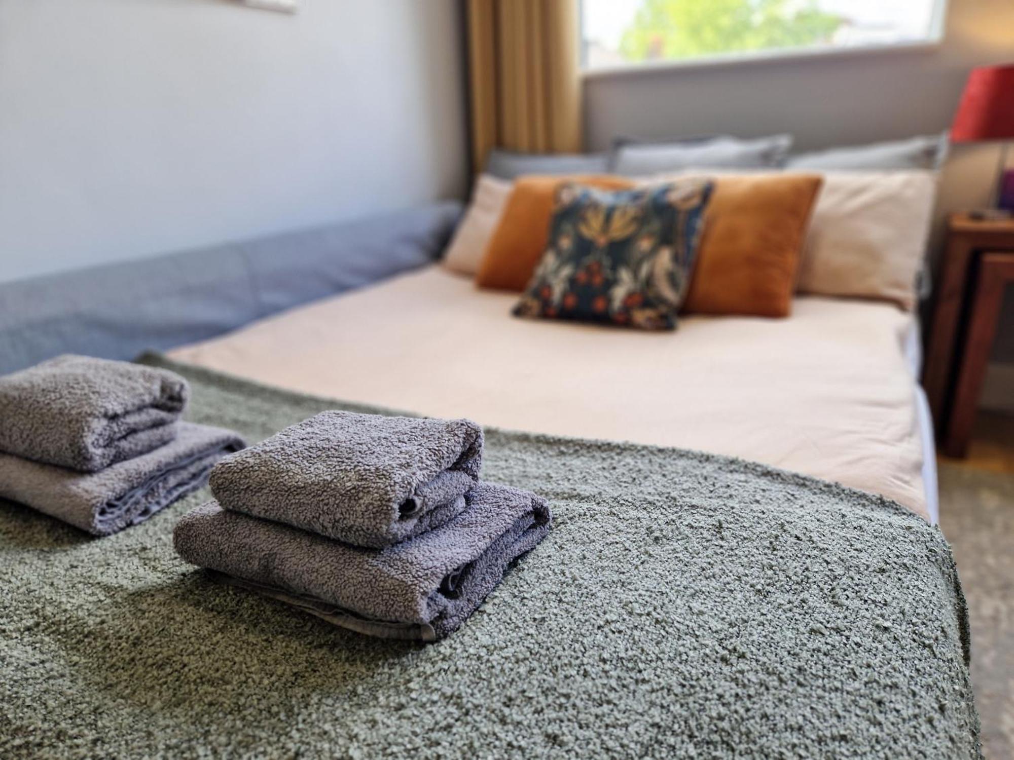 1-Bed Apartment, Close To Kensington Olympia With Free Wi-Fi & Netflix London Exterior photo